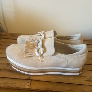 Cute loafers by Matisse - ivory - size 7